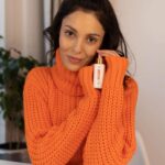 Evelin Kostova Instagram - Ето го и него! Най-новия серум на Loreal Paris Revitalift Clinical 12% Der-Grade Vitamin C + E Salicylic Serum. Той може да върши 3 неща едновременно! А именно коригира липсата на блясък, неравномерния тен и първите признаци на стареене. И сега ще си кажете "Как така?" Веднага ви отговарям. Този Serum, този мощен антиоксидант е най-чистата и единствена биологична активна форма на Vitamin C. Това са факти, ето и още един! Аз също мога! Да върша 3 неща едновременно - да си лежа, да ям и да гледам телевизия! #lorealskin #LOREALPUREVITAMINC #VITAMINC #LOREALSKIN #partnership @lorealparis