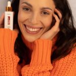 Evelin Kostova Instagram - Ето го и него! Най-новия серум на Loreal Paris Revitalift Clinical 12% Der-Grade Vitamin C + E Salicylic Serum. Той може да върши 3 неща едновременно! А именно коригира липсата на блясък, неравномерния тен и първите признаци на стареене. И сега ще си кажете "Как така?" Веднага ви отговарям. Този Serum, този мощен антиоксидант е най-чистата и единствена биологична активна форма на Vitamin C. Това са факти, ето и още един! Аз също мога! Да върша 3 неща едновременно - да си лежа, да ям и да гледам телевизия! #lorealskin #LOREALPUREVITAMINC #VITAMINC #LOREALSKIN #partnership @lorealparis