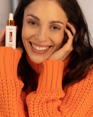 Evelin Kostova Instagram - Ето го и него! Най-новия серум на Loreal Paris Revitalift Clinical 12% Der-Grade Vitamin C + E Salicylic Serum. Той може  да върши 3 неща едновременно! А именно  коригира липсата на блясък, неравномерния тен и първите признаци на стареене. И сега ще си кажете "Как така?" Веднага ви отговарям. Този Serum, този мощен антиоксидант е най-чистата и единствена биологична активна форма на Vitamin C. 
Това са факти, ето и още един!
Аз също мога!  Да върша 3 неща едновременно - да си лежа, да ям и да гледам телевизия!

 #lorealskin #LOREALPUREVITAMINC #VITAMINC #LOREALSKIN #partnership @lorealparis