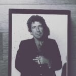 Ezgi Asaroğlu Instagram - forget your perfect offering, there is a crack in everything; that's how the light gets in. / kusursuzluğu unutun, her şeyde bir çatlak vardır; ışık içeri böyle girer. #rip #leonardcohen