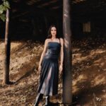 Fahriye Evcen Instagram - 🍒 #FahriyeEvcen ile @koton’la gerçekleştirdiği yeni iş birliğinden oyunculuğa ve aile yaşamına dek keyifli bir sohbette bir araya geldik✨ @evcenf Genel Yayın Yönetmeni: @gozdeyorukogluersu Röportaj: @filizserefk Fotoğraflar: @jiyankizilboga Styling: @furkancelik3 Saç: @nurisekerci Makyaj: @elcinmutlu_ Fotoğraf asistanları: @hasandoganayy, @dogasucu, @mehmetcagriyilmaz Styling asistanı: @merrvemuttlu Saç asistanı: @tahakaymazz Makyaj asistanı: @suleymannakgul Ajans: @idiletisim @simgebirben