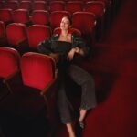 Fahriye Evcen Instagram - 🌓 @koton Yayın Direktörü: @isiksimsek Röportaj: @eylulsolakoglu Fotoğraf: @korayparlak Styling: @nazlikayran Styling Asistanı: @ekinsuoktar , @yoncastalf Saç: @mutluahmet.sinan Makyaj: @elcinmutlu_ Fotoğraf Asistanı: @_okanaltin Makyaj Asistanı: @suleymannakgul Işık Şefi: @kiviuzman Işık Asistanları: @mertatss , @ardaseyrekkk Video: @aliarslanfilms Video Asistanı: @edxngin Prodüksiyon: @ebrudoner Mekan: @sestiyatrosu Ajans: @idiletisim @simgebirben #InStyleTurkiye #FahriyeEvcen #VePerde