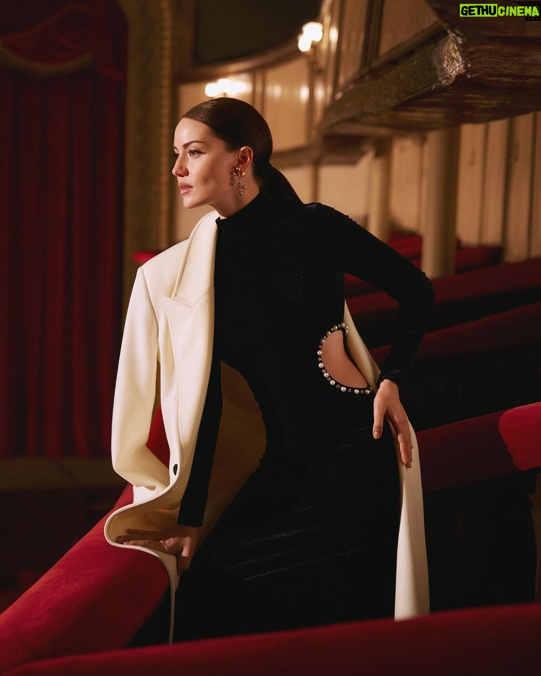Fahriye Evcen Instagram - 🌓 @koton Yayın Direktörü: @isiksimsek Röportaj: @eylulsolakoglu Fotoğraf: @korayparlak Styling: @nazlikayran Styling Asistanı: @ekinsuoktar , @yoncastalf Saç: @mutluahmet.sinan Makyaj: @elcinmutlu_ Fotoğraf Asistanı: @_okanaltin Makyaj Asistanı: @suleymannakgul Işık Şefi: @kiviuzman Işık Asistanları: @mertatss , @ardaseyrekkk Video: @aliarslanfilms Video Asistanı: @edxngin Prodüksiyon: @ebrudoner Mekan: @sestiyatrosu Ajans: @idiletisim @simgebirben #InStyleTurkiye #FahriyeEvcen #VePerde