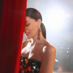 Fahriye Evcen Instagram - 🌓 @koton Yayın Direktörü: @isiksimsek Röportaj: @eylulsolakoglu Fotoğraf: @korayparlak Styling: @nazlikayran Styling Asistanı: @ekinsuoktar , @yoncastalf Saç: @mutluahmet.sinan Makyaj: @elcinmutlu_ Fotoğraf Asistanı: @_okanaltin Makyaj Asistanı: @suleymannakgul Işık Şefi: @kiviuzman Işık Asistanları: @mertatss , @ardaseyrekkk Video: @aliarslanfilms Video Asistanı: @edxngin Prodüksiyon: @ebrudoner Mekan: @sestiyatrosu Ajans: @idiletisim @simgebirben #InStyleTurkiye #FahriyeEvcen #VePerde