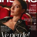 Fahriye Evcen Instagram - 2023’ün perdelerini, ihtişamına hayran olduğumuz bir sahnede, zamansız güzelliğiyle büyüleyen Fahriye Evcen ile kapatıyoruz. InStyle Aralık, yarın tüm dijital platformlarda ve çok yakında bayilerde! @evcenf @koton Yayın Direktörü: @isiksimsek Röportaj: @eylulsolakoglu Fotoğraf: @korayparlak Styling: @nazlikayran Styling Asistanı: @ekinsuoktar , @yoncastalf Saç: @mutluahmet.sinan Makyaj: @elcinmutlu_ Fotoğraf Asistanı: @_okanaltin Makyaj Asistanı: @suleymannakgul Işık Şefi: @kiviuzman Işık Asistanları: @mertatss , @ardaseyrekkk Video: @aliarslanfilms Video Asistanı: @edxngin Prodüksiyon: @ebrudoner Mekan: @ortaoyunculartiyatrosu Ajans: @idiletisim Suni kürk ve elbise @koton Küpe ve bileklikler @the_ninon Ceket, büstiyer ve pantolon @koton Choker @monrevebijoux #InStyleTurkiye #FahriyeEvcen #VePerde