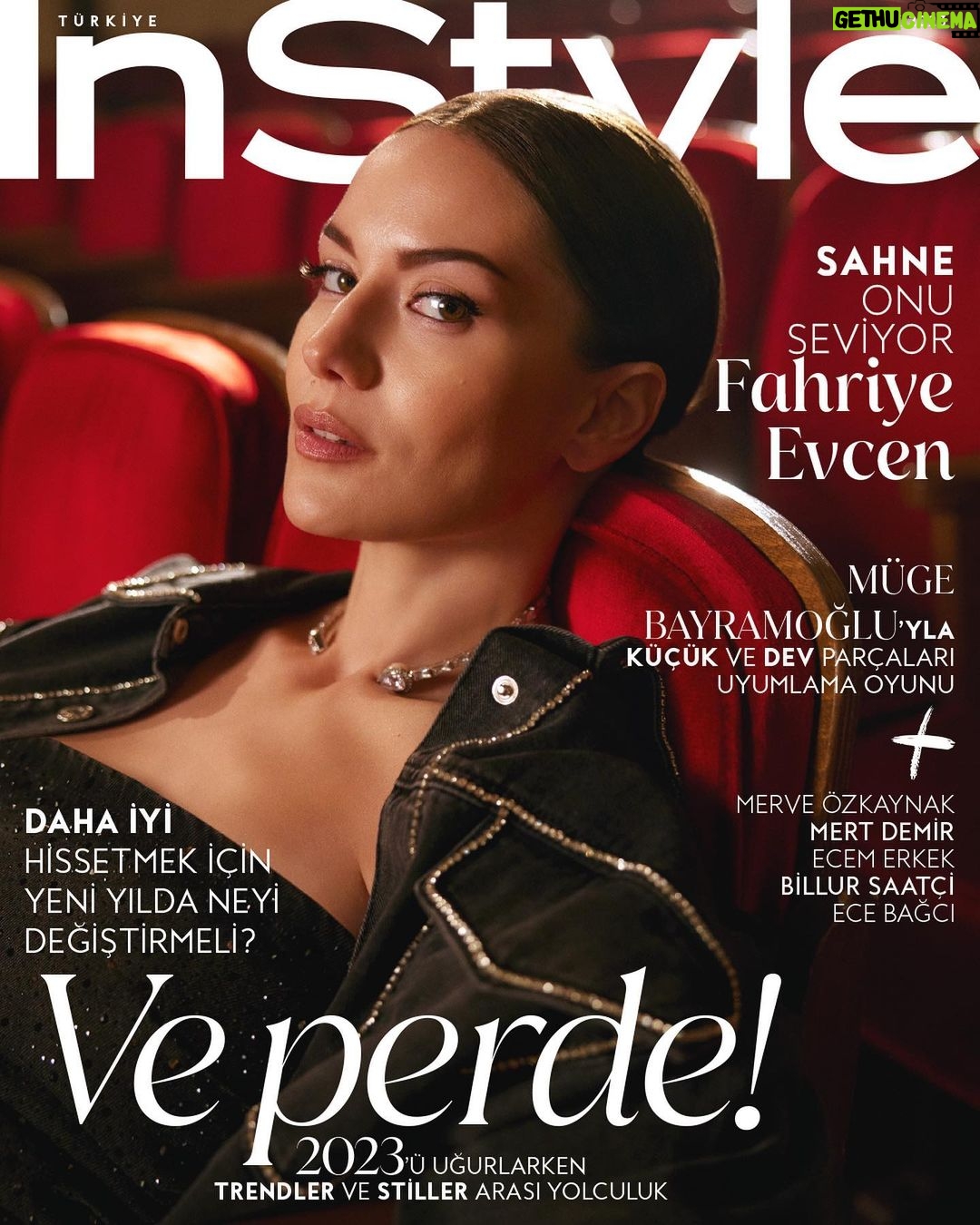 Fahriye Evcen Instagram - 2023’ün perdelerini, ihtişamına hayran olduğumuz bir sahnede, zamansız güzelliğiyle büyüleyen Fahriye Evcen ile kapatıyoruz. InStyle Aralık, yarın tüm dijital platformlarda ve çok yakında bayilerde! @evcenf @koton Yayın Direktörü: @isiksimsek Röportaj: @eylulsolakoglu Fotoğraf: @korayparlak Styling: @nazlikayran Styling Asistanı: @ekinsuoktar , @yoncastalf Saç: @mutluahmet.sinan Makyaj: @elcinmutlu_ Fotoğraf Asistanı: @_okanaltin Makyaj Asistanı: @suleymannakgul Işık Şefi: @kiviuzman Işık Asistanları: @mertatss , @ardaseyrekkk Video: @aliarslanfilms Video Asistanı: @edxngin Prodüksiyon: @ebrudoner Mekan: @ortaoyunculartiyatrosu Ajans: @idiletisim Suni kürk ve elbise @koton Küpe ve bileklikler @the_ninon Ceket, büstiyer ve pantolon @koton Choker @monrevebijoux #InStyleTurkiye #FahriyeEvcen #VePerde