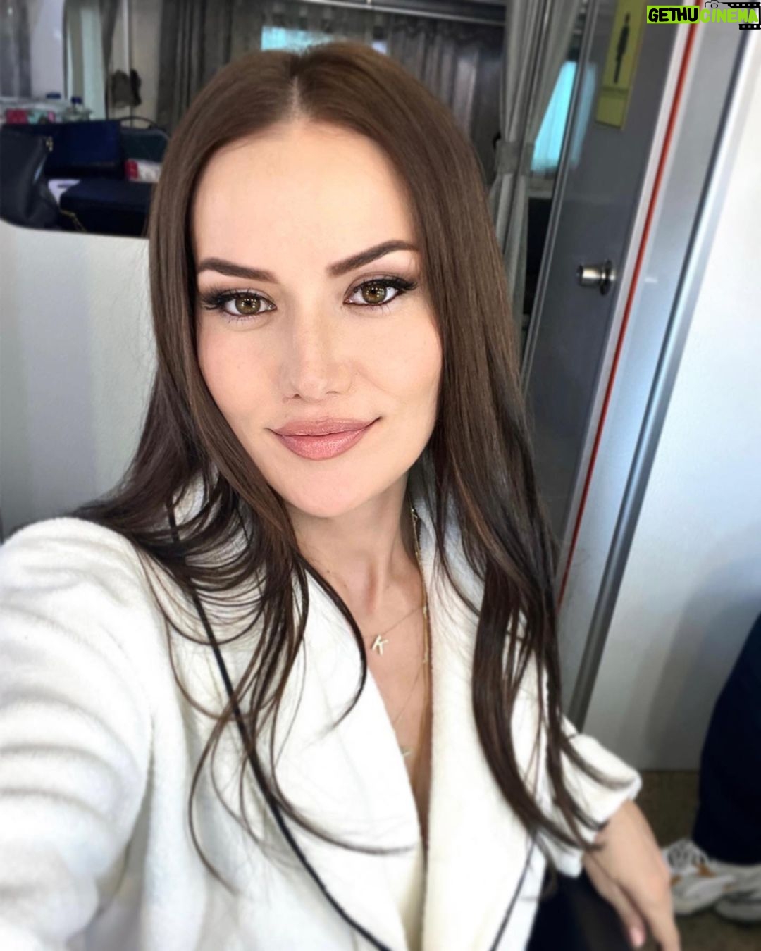 Fahriye Evcen Instagram - ✨ G' morning! 💋✨