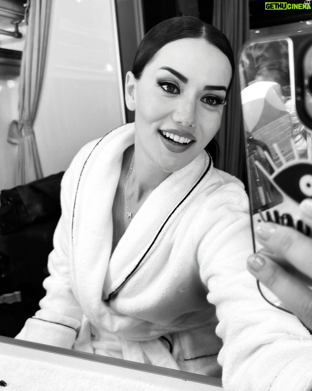 Fahriye Evcen Instagram - ✨ G' morning! 💋✨