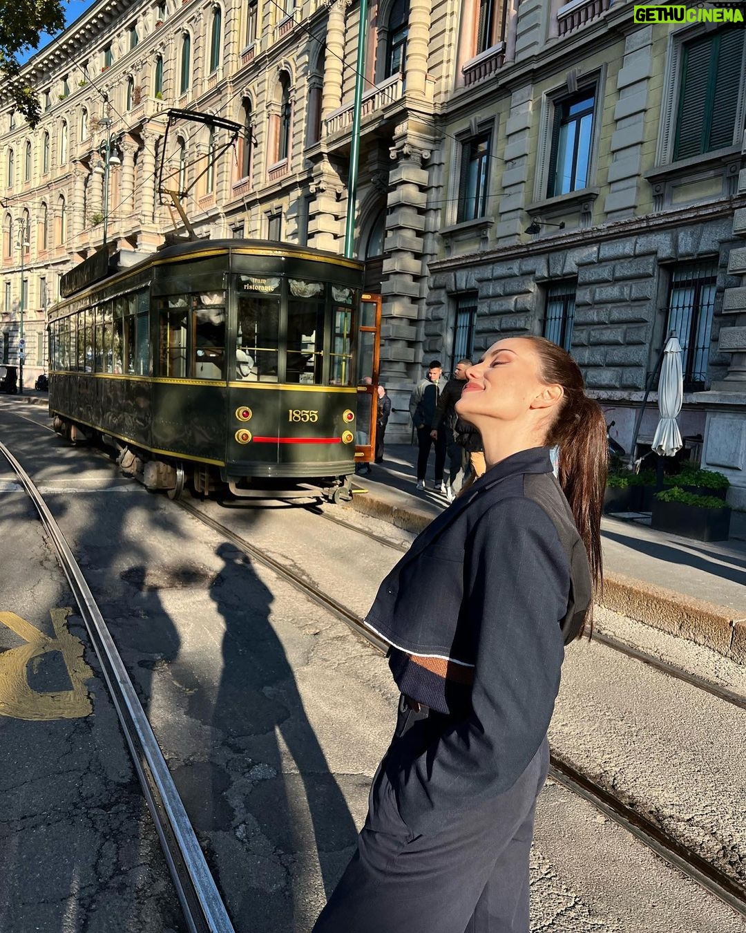 Fahriye Evcen Instagram - 🍕 Piazza Cordusio