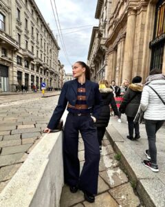Fahriye Evcen Instagram - 🍕 Piazza Cordusio