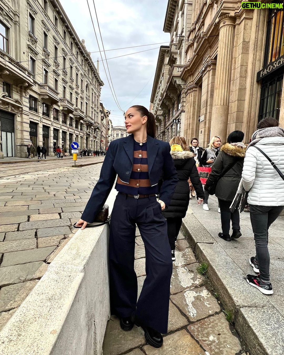 Fahriye Evcen Instagram - 🍕 Piazza Cordusio