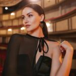 Fahriye Evcen Instagram - 🌓 @koton Yayın Direktörü: @isiksimsek Röportaj: @eylulsolakoglu Fotoğraf: @korayparlak Styling: @nazlikayran Styling Asistanı: @ekinsuoktar , @yoncastalf Saç: @mutluahmet.sinan Makyaj: @elcinmutlu_ Fotoğraf Asistanı: @_okanaltin Makyaj Asistanı: @suleymannakgul Işık Şefi: @kiviuzman Işık Asistanları: @mertatss , @ardaseyrekkk Video: @aliarslanfilms Video Asistanı: @edxngin Prodüksiyon: @ebrudoner Mekan: @sestiyatrosu Ajans: @idiletisim @simgebirben #InStyleTurkiye #FahriyeEvcen #VePerde