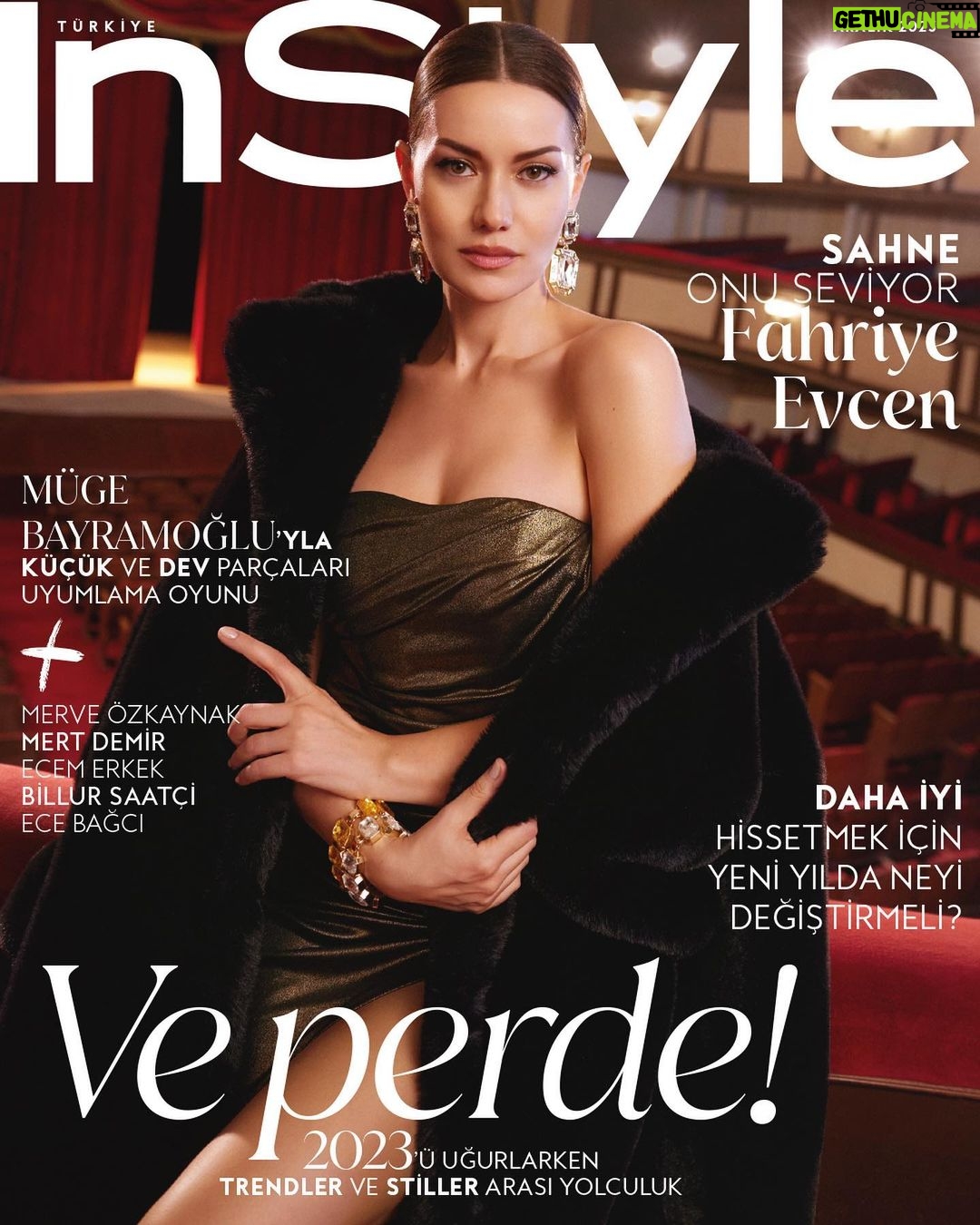 Fahriye Evcen Instagram - 2023’ün perdelerini, ihtişamına hayran olduğumuz bir sahnede, zamansız güzelliğiyle büyüleyen Fahriye Evcen ile kapatıyoruz. InStyle Aralık, yarın tüm dijital platformlarda ve çok yakında bayilerde! @evcenf @koton Yayın Direktörü: @isiksimsek Röportaj: @eylulsolakoglu Fotoğraf: @korayparlak Styling: @nazlikayran Styling Asistanı: @ekinsuoktar , @yoncastalf Saç: @mutluahmet.sinan Makyaj: @elcinmutlu_ Fotoğraf Asistanı: @_okanaltin Makyaj Asistanı: @suleymannakgul Işık Şefi: @kiviuzman Işık Asistanları: @mertatss , @ardaseyrekkk Video: @aliarslanfilms Video Asistanı: @edxngin Prodüksiyon: @ebrudoner Mekan: @ortaoyunculartiyatrosu Ajans: @idiletisim Suni kürk ve elbise @koton Küpe ve bileklikler @the_ninon Ceket, büstiyer ve pantolon @koton Choker @monrevebijoux #InStyleTurkiye #FahriyeEvcen #VePerde
