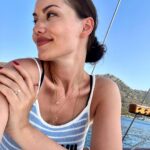 Fahriye Evcen Instagram - Kalp deniz, dil kıyıdır. Denizde ne varsa kıyıya o vurur. #Rumi 🙏🏻💫💙😌