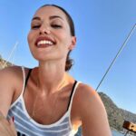 Fahriye Evcen Instagram - Kalp deniz, dil kıyıdır. Denizde ne varsa kıyıya o vurur. #Rumi 🙏🏻💫💙😌