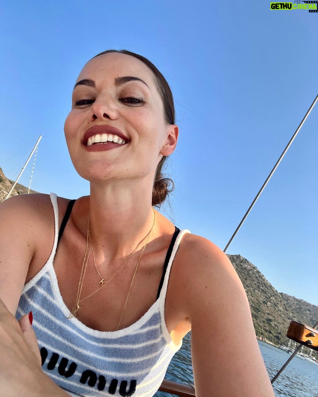 Fahriye Evcen Instagram - Kalp deniz, dil kıyıdır. Denizde ne varsa kıyıya o vurur. #Rumi 🙏🏻💫💙😌
