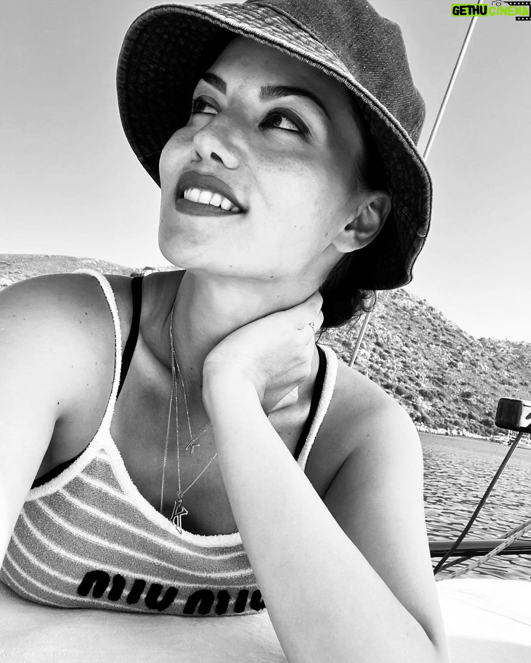 Fahriye Evcen Instagram - Kalp deniz, dil kıyıdır. Denizde ne varsa kıyıya o vurur. #Rumi 🙏🏻💫💙😌