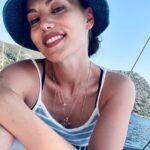 Fahriye Evcen Instagram - Kalp deniz, dil kıyıdır. Denizde ne varsa kıyıya o vurur. #Rumi 🙏🏻💫💙😌