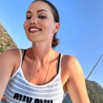 Fahriye Evcen Instagram - Kalp deniz, dil kıyıdır. Denizde ne varsa kıyıya o vurur. #Rumi 🙏🏻💫💙😌