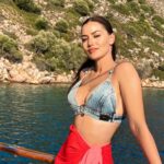 Fahriye Evcen Instagram - Aloha! 🌺😍