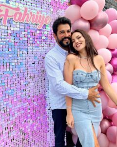 Fahriye Evcen Instagram - Aşkım İyiki 💜🤍 … Nice senelerin olsun kuzum seni seviyorum ve seviyoruz👨‍👩‍👦‍👦 #happybirthday 🎉🎁🎂