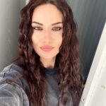 Fahriye Evcen Instagram - Glowing by @mugeacuner 💋