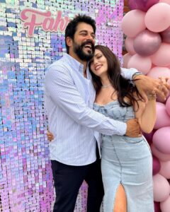 Fahriye Evcen Instagram - Aşkım İyiki 💜🤍 … Nice senelerin olsun kuzum seni seviyorum ve seviyoruz👨‍👩‍👦‍👦 #happybirthday 🎉🎁🎂