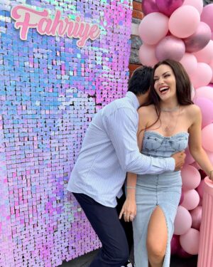 Fahriye Evcen Instagram - Aşkım İyiki 💜🤍 … Nice senelerin olsun kuzum  seni seviyorum ve seviyoruz👨‍👩‍👦‍👦 #happybirthday 🎉🎁🎂