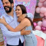 Fahriye Evcen Instagram - Aşkım İyiki 💜🤍 … Nice senelerin olsun kuzum seni seviyorum ve seviyoruz👨‍👩‍👦‍👦 #happybirthday 🎉🎁🎂