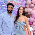 Fahriye Evcen Instagram - Aşkım İyiki 💜🤍 … Nice senelerin olsun kuzum seni seviyorum ve seviyoruz👨‍👩‍👦‍👦 #happybirthday 🎉🎁🎂