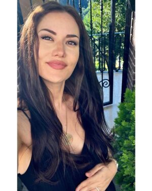 Fahriye Evcen Instagram - 🖤💫