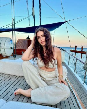 Fahriye Evcen Instagram - Ahoy! 🙋🏻‍♀️