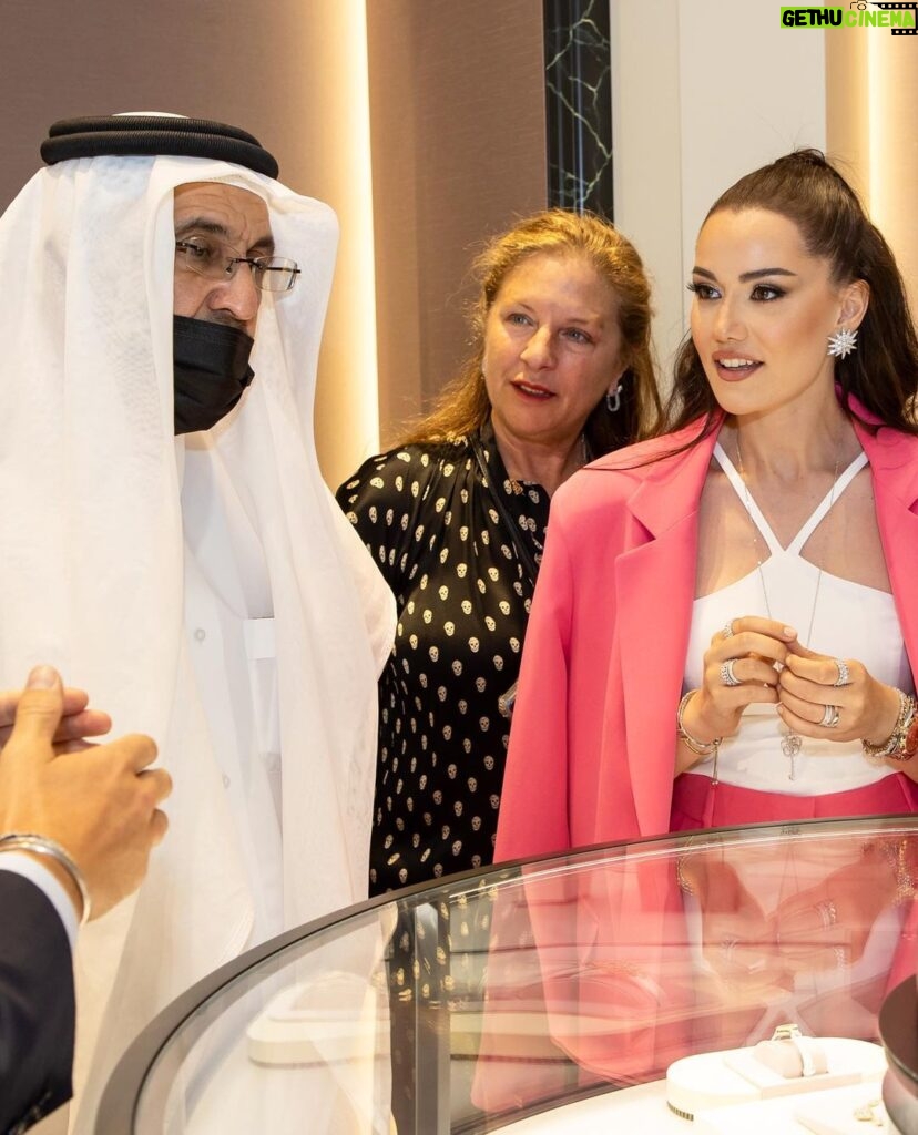 Fahriye Evcen Instagram - I litterally had the best time in Qatar 💫 the Doha Jewellery & Watch Exhibition 2022 was spectacular 💎 and especially the Turkish pavillion made me proud ✌🏻 such amazing place, such warm & hospitable people, thank you 😌💖 #AD #işbirliği #VisitQatar #DJWE2022 @qatarcalendar @visitqatar
