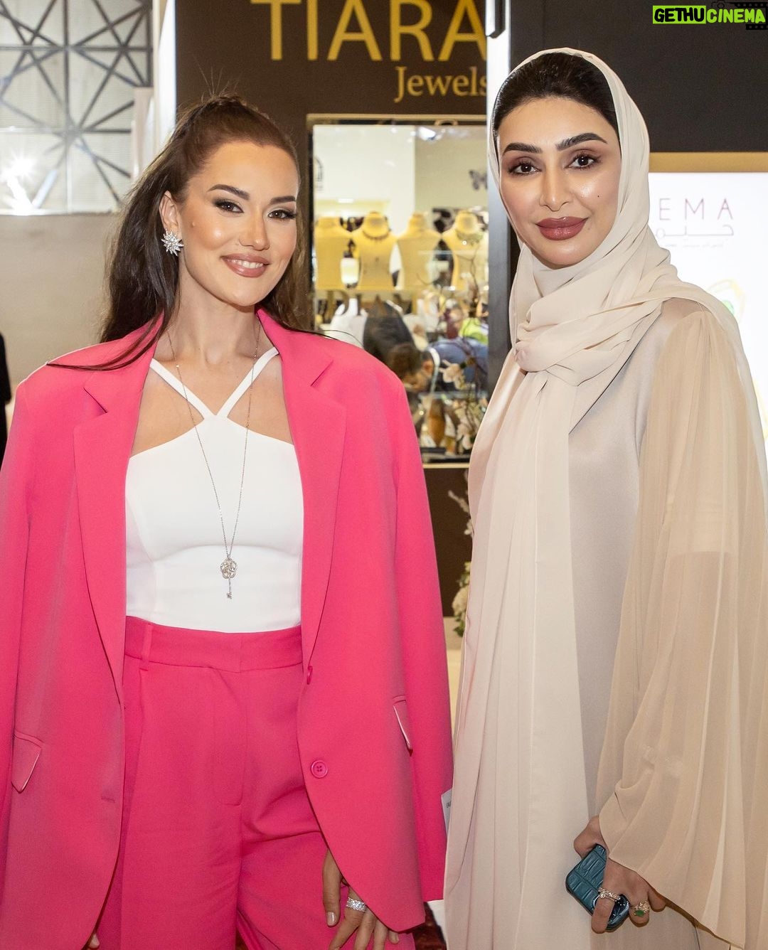 Fahriye Evcen Instagram - I litterally had the best time in Qatar π« the Doha Jewellery & Watch Exhibition 2022 was spectacular π and especially the Turkish pavillion made me proud βπ» such amazing place, such warm & hospitable people, thank you ππ #AD #iΕbirliΔi #VisitQatar #DJWE2022 @qatarcalendar @visitqatar