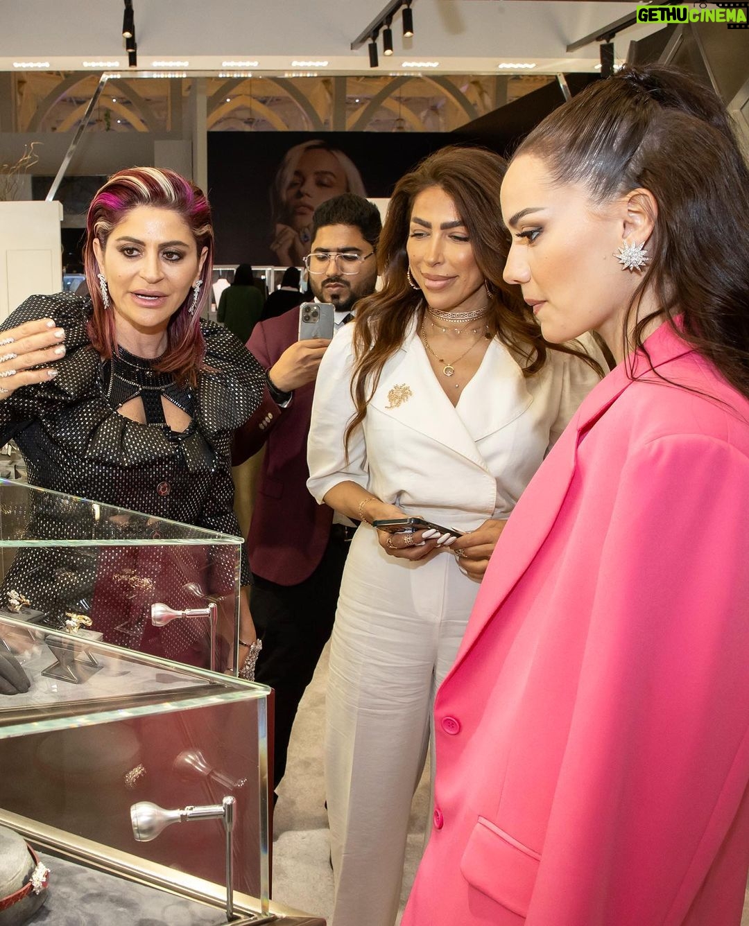 Fahriye Evcen Instagram - I litterally had the best time in Qatar π« the Doha Jewellery & Watch Exhibition 2022 was spectacular π and especially the Turkish pavillion made me proud βπ» such amazing place, such warm & hospitable people, thank you ππ #AD #iΕbirliΔi #VisitQatar #DJWE2022 @qatarcalendar @visitqatar