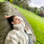 Fahriye Evcen Instagram - 🪨🗿
