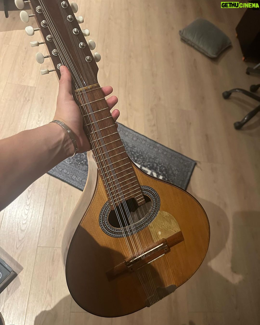Fainal Instagram - “Katyusha Kazachok” Está canción me llena mucho el alma y a la vez me conmueve , es un romance ruso escrito por el compositor Matvey Blanter, donde relata la incertidumbre de una esposa rusa de un soldado en la guerra en 1938 en el tiempo de la segunda guerra mundial, a raíz de su creación se volvió himno en Rusia y unos años más tarde en el mundo, además adoptó un baile de polka tradicional en ese país llamado “KAZACHOK” pero su verdadera intención era contar esa incertidumbre de la guerra, ese anhelo de paz desde la visión del pueblo una canción que tiene de todo, frustración, temor y júbilo todos los sentimientos que algo cómo la guerra puede traer, aunque es una canción de amor escrita desde el sufrimiento y el anhelo de paz tiene mucha controversia porque pasados los años a los rockets 🚀 y los tanques en el ejército rojo los Llamaron cómo la canción “katyushas” Tratamos de respetar la visión del autor y de la obra desde nuestro sonido pero es completamente un roller coaster 🎢 de sentimientos una simple melodía iconica que todas nuestras generaciones atrás recuerda. Gracias a mi suegro @albeiroagudelog por contarme de esta canción 🙏🫶 me decía: mi papá la tocaba en su lira 🪕asi incluimos el instrumento “lira” (bandola) European mandolin del abuelo de Sara, un instrumento que reconstruimos y que tiene más de 60 años. Y además pudimos hacer parte a nuestro querido cornetto en la producción (✱‿✱) si tienen tiempo escúchenla porque es una película. que linda que es la música 🎶🫶