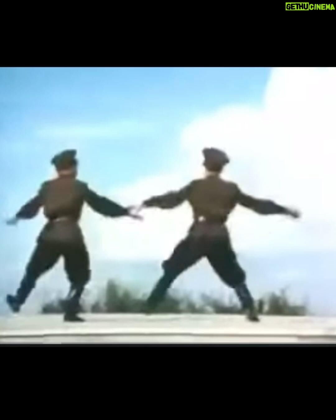 Fainal Instagram - “Katyusha Kazachok” Está canción me llena mucho el alma y a la vez me conmueve , es un romance ruso escrito por el compositor Matvey Blanter, donde relata la incertidumbre de una esposa rusa de un soldado en la guerra en 1938 en el tiempo de la segunda guerra mundial, a raíz de su creación se volvió himno en Rusia y unos años más tarde en el mundo, además adoptó un baile de polka tradicional en ese país llamado “KAZACHOK” pero su verdadera intención era contar esa incertidumbre de la guerra, ese anhelo de paz desde la visión del pueblo una canción que tiene de todo, frustración, temor y júbilo todos los sentimientos que algo cómo la guerra puede traer, aunque es una canción de amor escrita desde el sufrimiento y el anhelo de paz tiene mucha controversia porque pasados los años a los rockets 🚀 y los tanques en el ejército rojo los Llamaron cómo la canción “katyushas” Tratamos de respetar la visión del autor y de la obra desde nuestro sonido pero es completamente un roller coaster 🎢 de sentimientos una simple melodía iconica que todas nuestras generaciones atrás recuerda. Gracias a mi suegro @albeiroagudelog por contarme de esta canción 🙏🫶 me decía: mi papá la tocaba en su lira 🪕asi incluimos el instrumento “lira” (bandola) European mandolin del abuelo de Sara, un instrumento que reconstruimos y que tiene más de 60 años. Y además pudimos hacer parte a nuestro querido cornetto en la producción (✱‿✱) si tienen tiempo escúchenla porque es una película. que linda que es la música 🎶🫶