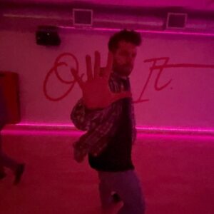 Falk Hentschel Instagram - time for some lighter fare. if you get the chance, dance with a loved one. It’s fun. It’s creative and brings you closer. Thanks for grooving @paulcless dancing together since 1999
Music by @sickickmusic “i can feel it” I do NOT hold any rights to this song. Video by @anna.schmikale

Thank you @seksefit for letting us play at your beautiful studio.