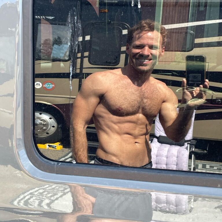 Falk Hentschel Instagram - This is to all my fellow humans who have suffered from self perception issues and other body related trauma. This is the first time i saw myself in a reflection where i truly got to appreciate my body, my physical existence. Yes i do like the way i look here but that’s NOT the point. I have been bigger and more shredded bla bla bla but i have never felt enough, was always in chronic pain, not able to move well and joyously and definitely wasn’t loving on myself in a reflection. Worse, i spent hours a day obsessing about diet and training. I am now 40 years old, Spend 20 min a day moving my body around the way i am inspired to and eat whatever i feel called to eat. I’m astounded. Trust your body to guide you to mental and physical wellness.