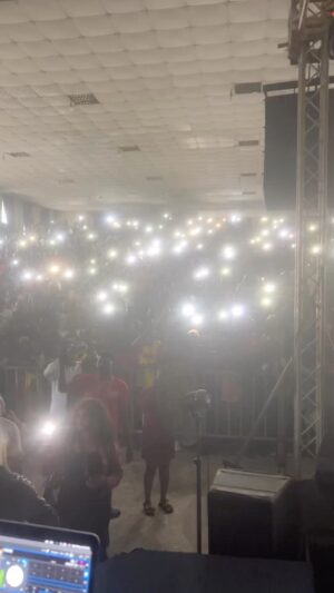 Falz Instagram - First time on stage since returning from injury 🙏🏽

Calabar showed me so much loveeee. 🥹🥹

You guys are amazing ❤️❤️❤️

Your boy is BACKKKK 🦾

#NDIIKE