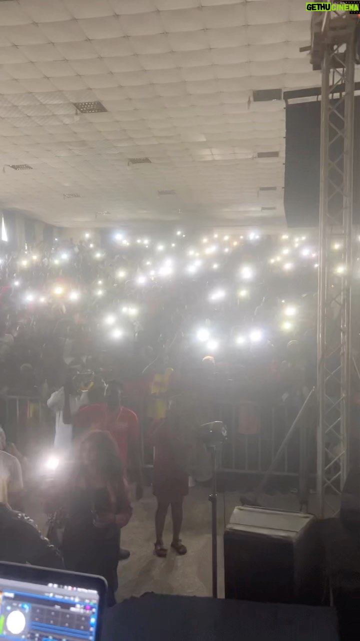 Falz - 68.9K Likes - First time on stage since returning from injury 🙏🏽
Calabar showed me so much loveeee. 🥹🥹
You guys are amazing ❤️❤️❤️
Your boy is BACKKKK 🦾
#NDIIKE