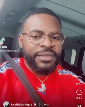 Falz Instagram - Merry Christmas! 🎄🎁

Sending you all the love you deserve today! ❤️😘