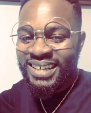Falz Instagram - Merry Christmas! 🎄🎁

Sending you all the love you deserve today! ❤️😘