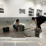 Fandy Fan Instagram - 「拙」攝影個展- 人樂年豐 關於一些小幫手，褲子一高一低買水泥小妹，髮尾自然卷翹的很美的阿母，穿著襪子一起曬太陽的阿ㄋㄚ打 都有一點拙的感覺，純真的，質樸的，有的時候笨笨的但是很真實可愛的人 未加修飾的真誠分享給大家🖤🖤