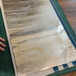 Fandy Fan Instagram - 「拙」攝影個展- 人樂年豐 關於一些小幫手，褲子一高一低買水泥小妹，髮尾自然卷翹的很美的阿母，穿著襪子一起曬太陽的阿ㄋㄚ打 都有一點拙的感覺，純真的，質樸的，有的時候笨笨的但是很真實可愛的人 未加修飾的真誠分享給大家🖤🖤