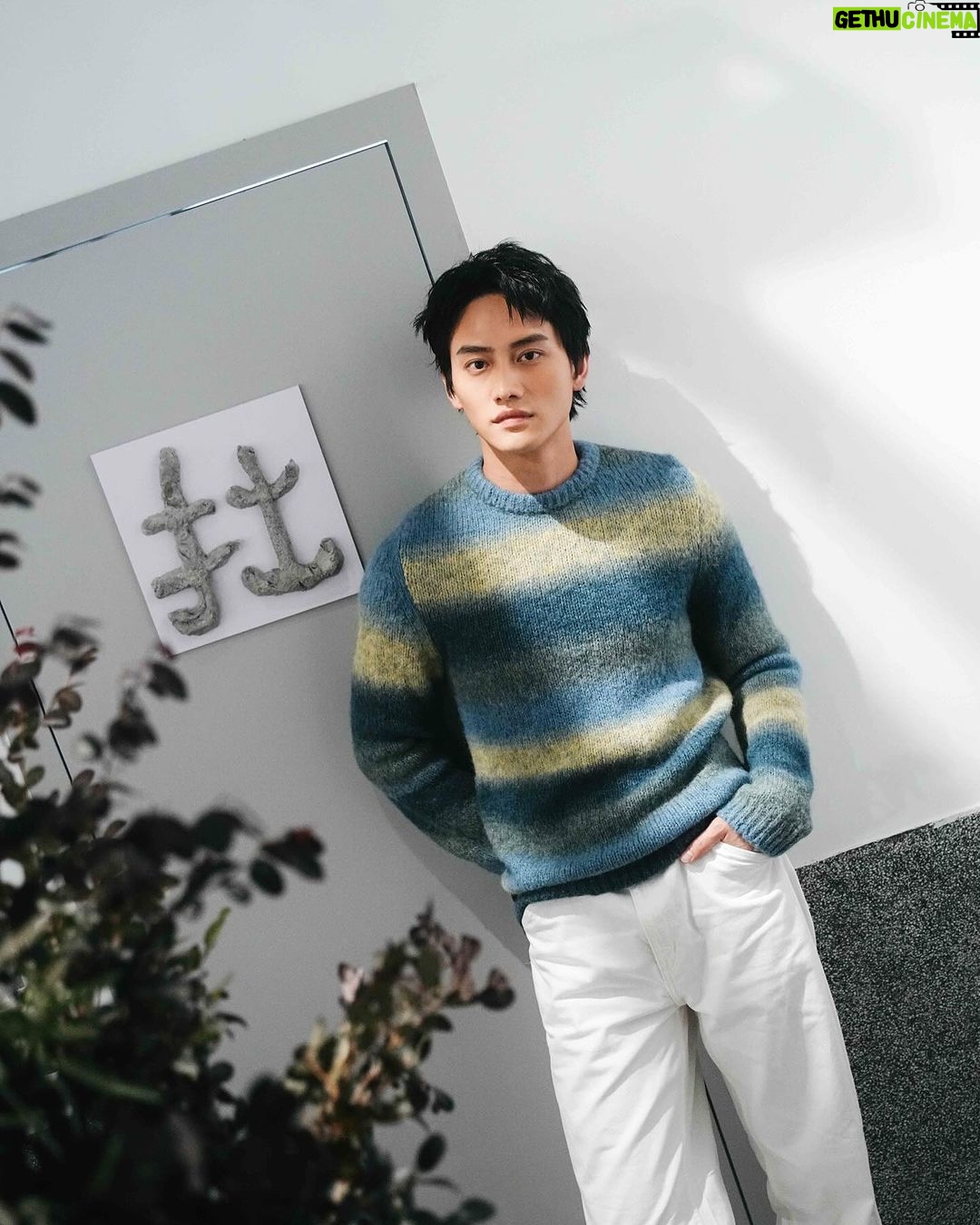 Fandy Fan Instagram - 很開心又可以用不同的方式和大家分享故事,謝謝今天到場的每一位朋友,謝謝你們用心的感受和聆聽,希望就像金屬水波一樣,層層的散開,最後還是會回到原點,經歷時間和沈澱,那個曾經的存在才會⼀點點的消失或是回到⾃⼰⾝上。 謝謝 @uprint_studio 的大力幫忙,詳細介紹不同相紙所呈現的效果,謝謝你們讓每一張照片變的更有溫度,照片輸出首選🥹🥹 多虧有 @derdan 的幫忙,讓更多人知道這次的展覽故事謝謝今天來參加的媒體朋友, 在短短的時間快速做出海報的 @roundan0303 ,辛苦了 因為有我的家人們 @weteamwork.co 、媽媽,給我時間、耐心和包容,才讓我擁有創作空間和不同呈現故事的方式 「拙」個展在鬧空間持續到12/31號,歡迎大家多多去玩和分享給朋友唷🫶🏻🫶🏻 @sandroparis Photo @ililyyy Styling @charliebubblecat Makeup @karenchang_makeup Hair @henrytc0216 Team @weteamwork.co