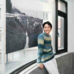 Fandy Fan Instagram - 很開心又可以用不同的方式和大家分享故事，謝謝今天到場的每一位朋友，謝謝你們用心的感受和聆聽，希望就像金屬水波一樣，層層的散開，最後還是會回到原點，經歷時間和沈澱，那個曾經的存在才會⼀點點的消失或是回到⾃⼰⾝上。 謝謝 @uprint_studio 的大力幫忙，詳細介紹不同相紙所呈現的效果，謝謝你們讓每一張照片變的更有溫度，照片輸出首選🥹🥹 多虧有 @derdan 的幫忙，讓更多人知道這次的展覽故事謝謝今天來參加的媒體朋友， 在短短的時間快速做出海報的 @roundan0303 ，辛苦了 因為有我的家人們 @weteamwork.co 、媽媽，給我時間、耐心和包容，才讓我擁有創作空間和不同呈現故事的方式 「拙」個展在鬧空間持續到12/31號，歡迎大家多多去玩和分享給朋友唷🫶🏻🫶🏻 @sandroparis Photo @ililyyy Styling @charliebubblecat Makeup @karenchang_makeup Hair @henrytc0216 Team @weteamwork.co