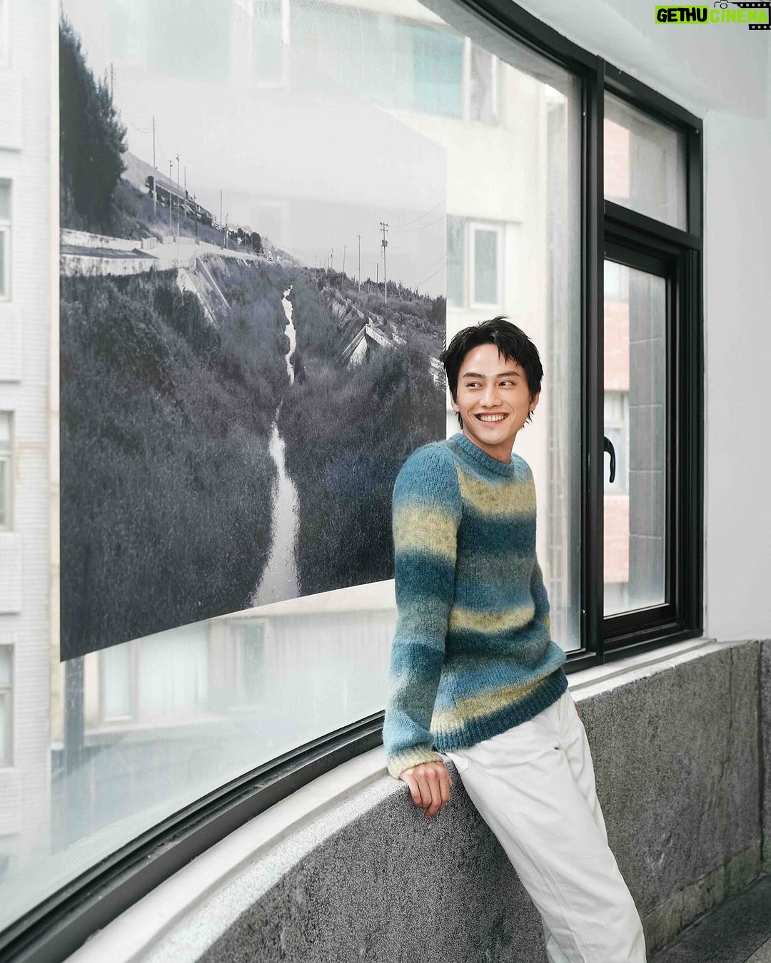 Fandy Fan Instagram - 很開心又可以用不同的方式和大家分享故事,謝謝今天到場的每一位朋友,謝謝你們用心的感受和聆聽,希望就像金屬水波一樣,層層的散開,最後還是會回到原點,經歷時間和沈澱,那個曾經的存在才會⼀點點的消失或是回到⾃⼰⾝上。 謝謝 @uprint_studio 的大力幫忙,詳細介紹不同相紙所呈現的效果,謝謝你們讓每一張照片變的更有溫度,照片輸出首選🥹🥹 多虧有 @derdan 的幫忙,讓更多人知道這次的展覽故事謝謝今天來參加的媒體朋友, 在短短的時間快速做出海報的 @roundan0303 ,辛苦了 因為有我的家人們 @weteamwork.co 、媽媽,給我時間、耐心和包容,才讓我擁有創作空間和不同呈現故事的方式 「拙」個展在鬧空間持續到12/31號,歡迎大家多多去玩和分享給朋友唷🫶🏻🫶🏻 @sandroparis Photo @ililyyy Styling @charliebubblecat Makeup @karenchang_makeup Hair @henrytc0216 Team @weteamwork.co