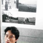 Fandy Fan Instagram - 很開心又可以用不同的方式和大家分享故事，謝謝今天到場的每一位朋友，謝謝你們用心的感受和聆聽，希望就像金屬水波一樣，層層的散開，最後還是會回到原點，經歷時間和沈澱，那個曾經的存在才會⼀點點的消失或是回到⾃⼰⾝上。 謝謝 @uprint_studio 的大力幫忙，詳細介紹不同相紙所呈現的效果，謝謝你們讓每一張照片變的更有溫度，照片輸出首選🥹🥹 多虧有 @derdan 的幫忙，讓更多人知道這次的展覽故事謝謝今天來參加的媒體朋友， 在短短的時間快速做出海報的 @roundan0303 ，辛苦了 因為有我的家人們 @weteamwork.co 、媽媽，給我時間、耐心和包容，才讓我擁有創作空間和不同呈現故事的方式 「拙」個展在鬧空間持續到12/31號，歡迎大家多多去玩和分享給朋友唷🫶🏻🫶🏻 @sandroparis Photo @ililyyy Styling @charliebubblecat Makeup @karenchang_makeup Hair @henrytc0216 Team @weteamwork.co